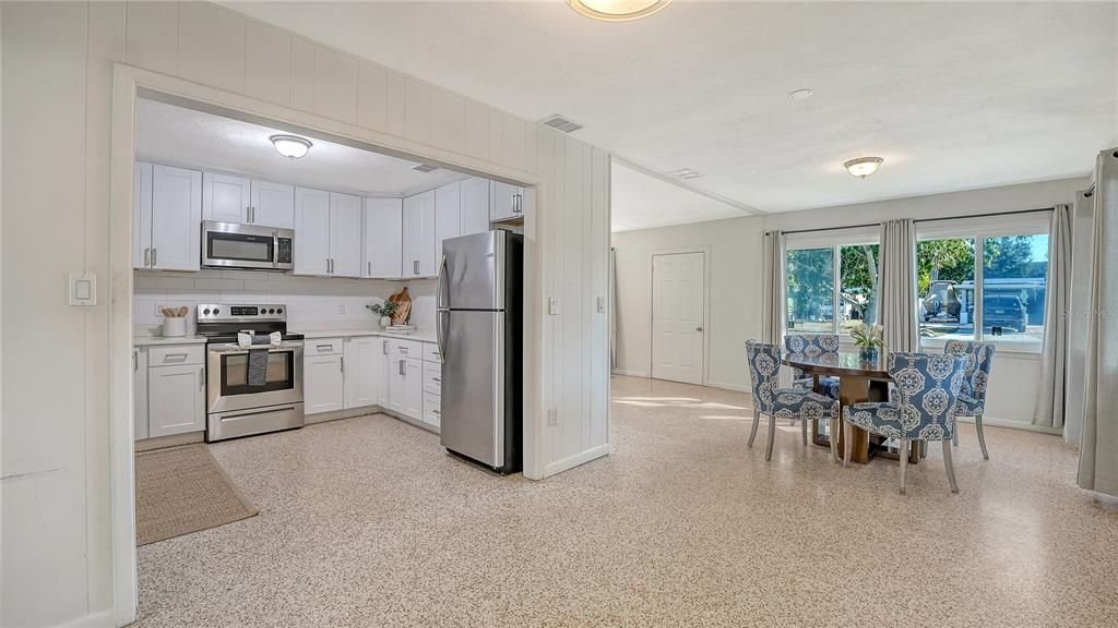 Active With Contract: $2,500 (3 beds, 1 baths, 1721 Square Feet)