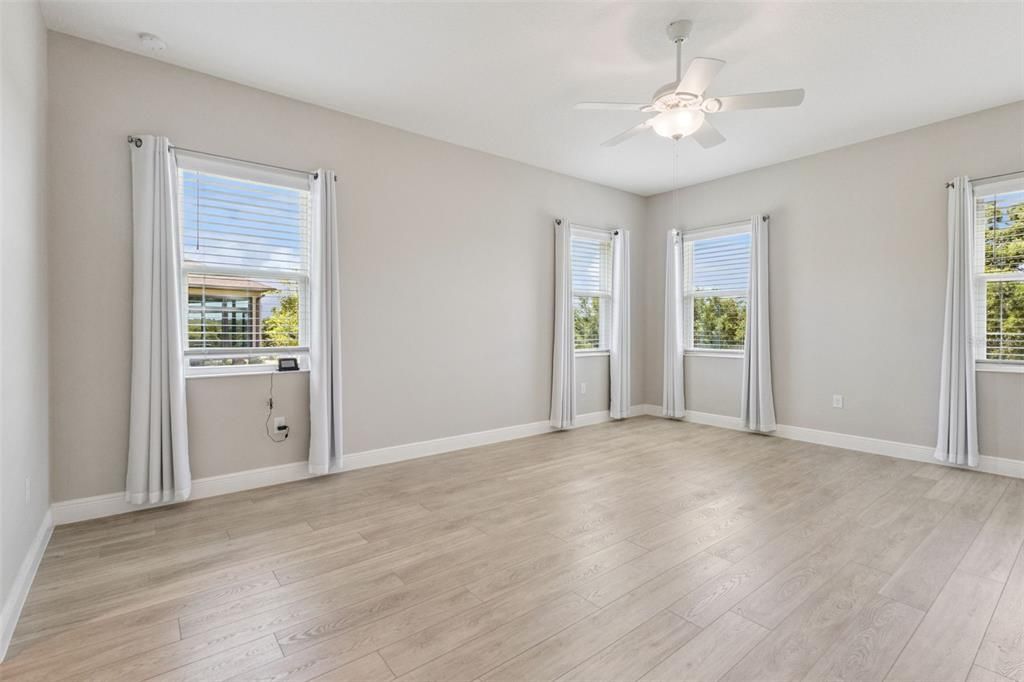 Под контрактом: $674,000 (3 спален, 2 ванн, 2466 Квадратных фут)
