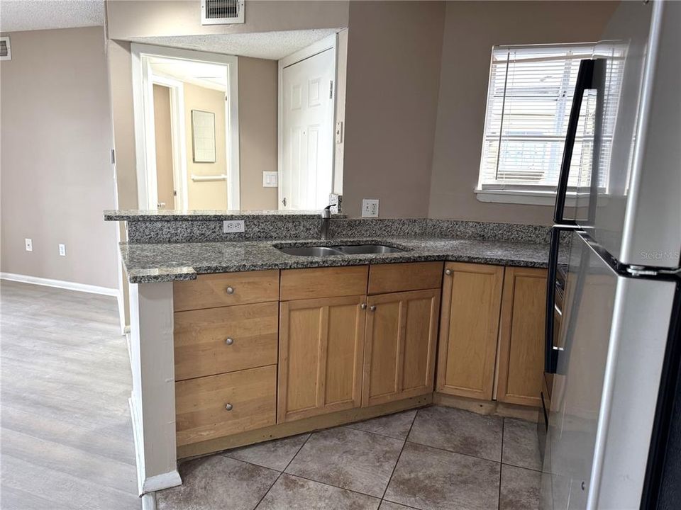 For Rent: $1,200 (1 beds, 1 baths, 526 Square Feet)