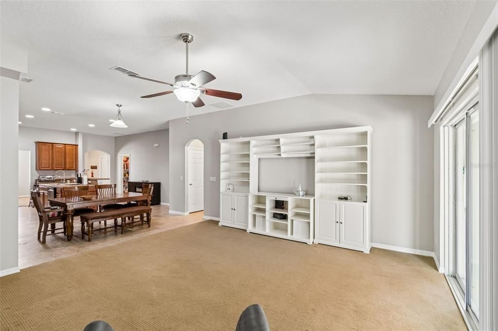 Activo con contrato: $525,000 (5 camas, 3 baños, 2328 Pies cuadrados)