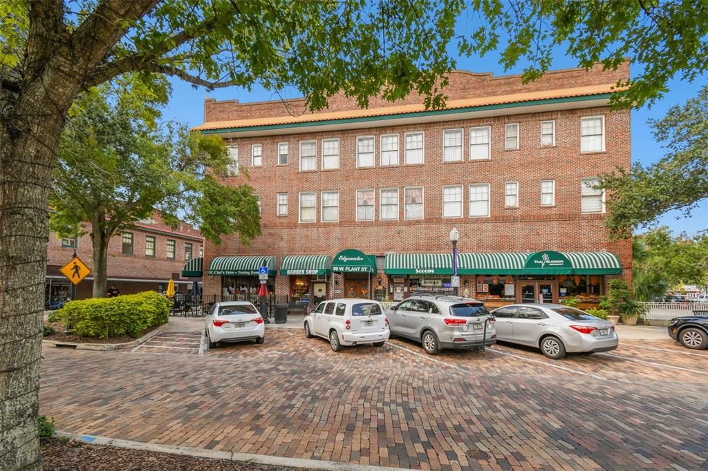 Activo con contrato: $525,000 (5 camas, 3 baños, 2328 Pies cuadrados)