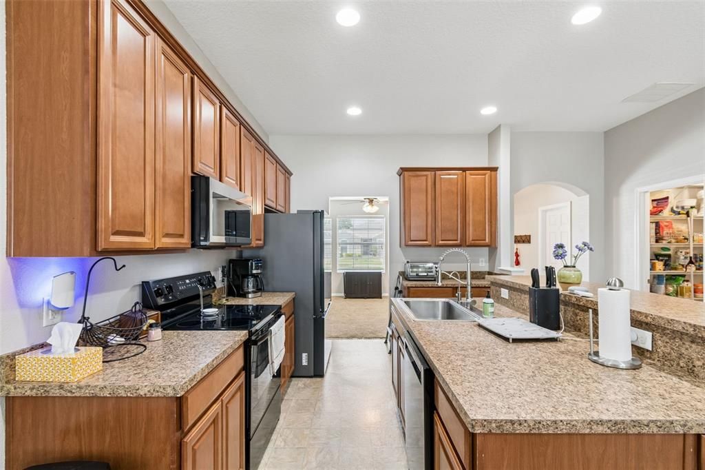 Activo con contrato: $525,000 (5 camas, 3 baños, 2328 Pies cuadrados)