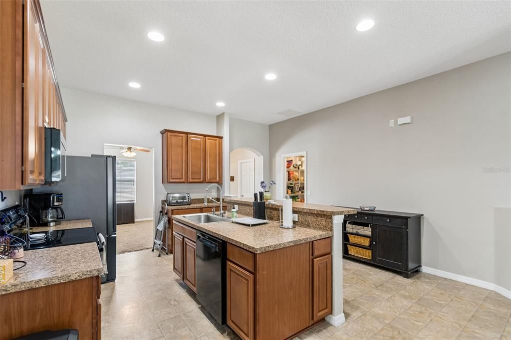 Activo con contrato: $525,000 (5 camas, 3 baños, 2328 Pies cuadrados)