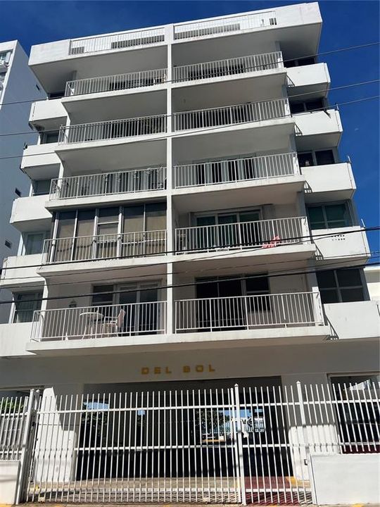 For Sale: $375,000 (1 beds, 1 baths, 612 Square Feet)