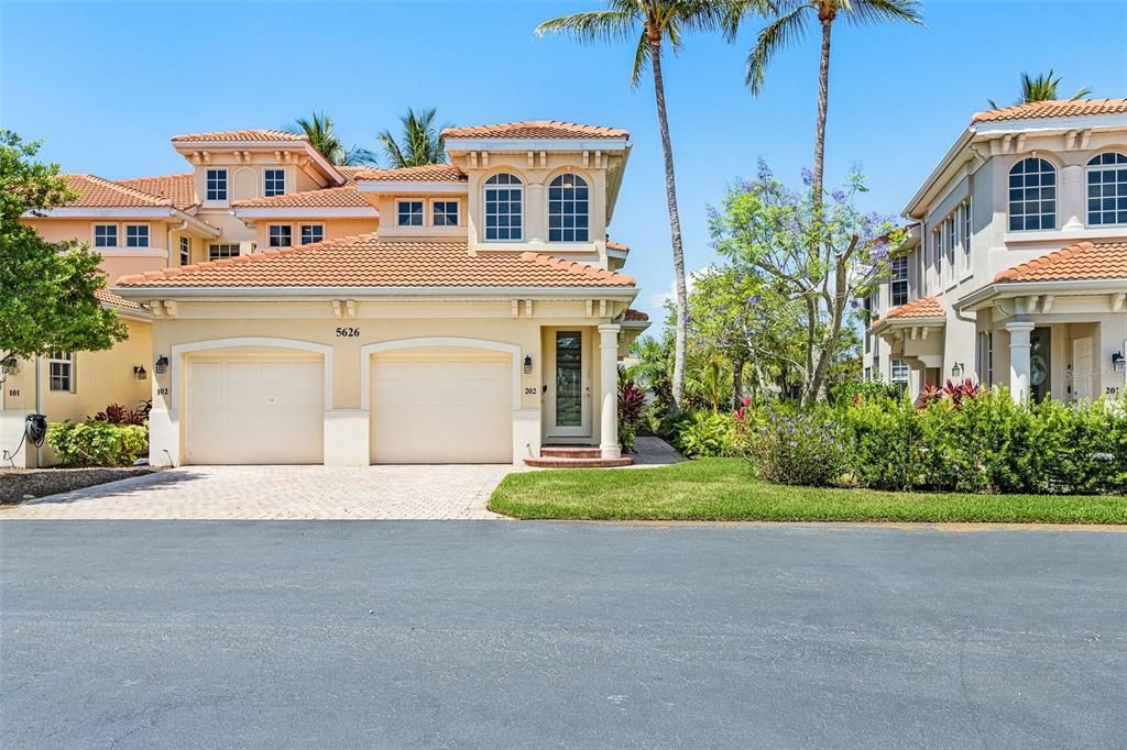 For Sale: $529,900 (3 beds, 2 baths, 1698 Square Feet)