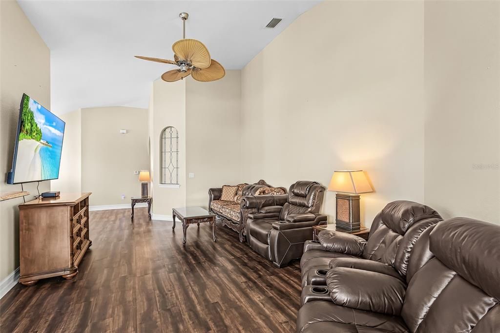 For Sale: $529,900 (3 beds, 2 baths, 1698 Square Feet)