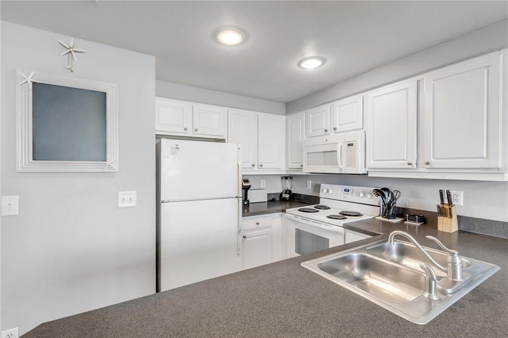 For Sale: $384,000 (1 beds, 1 baths, 751 Square Feet)