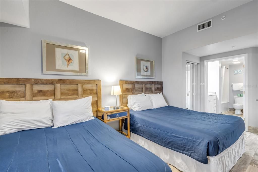 For Sale: $384,000 (1 beds, 1 baths, 751 Square Feet)