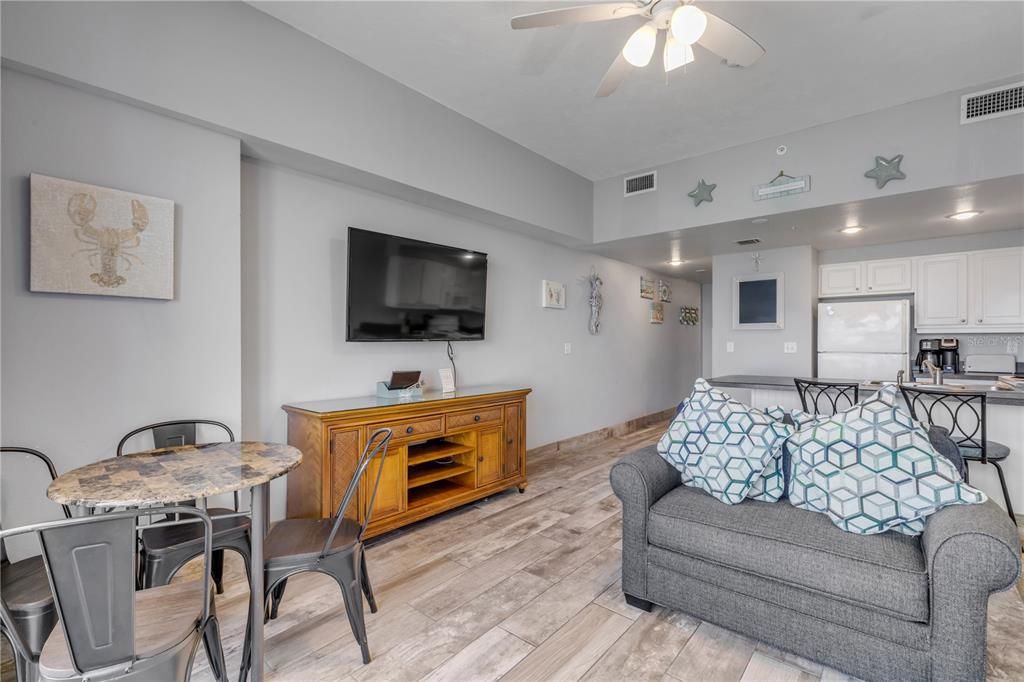 For Sale: $384,000 (1 beds, 1 baths, 751 Square Feet)