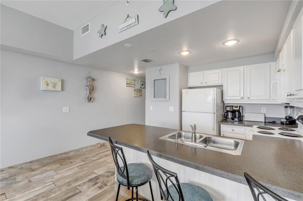 For Sale: $384,000 (1 beds, 1 baths, 751 Square Feet)
