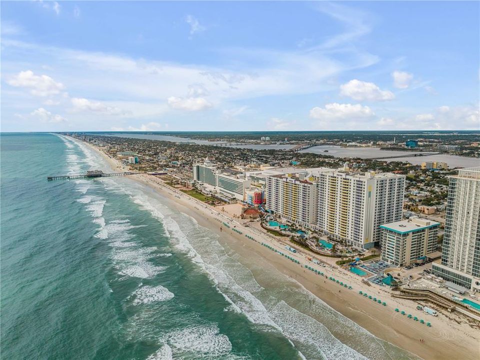 For Sale: $384,000 (1 beds, 1 baths, 751 Square Feet)