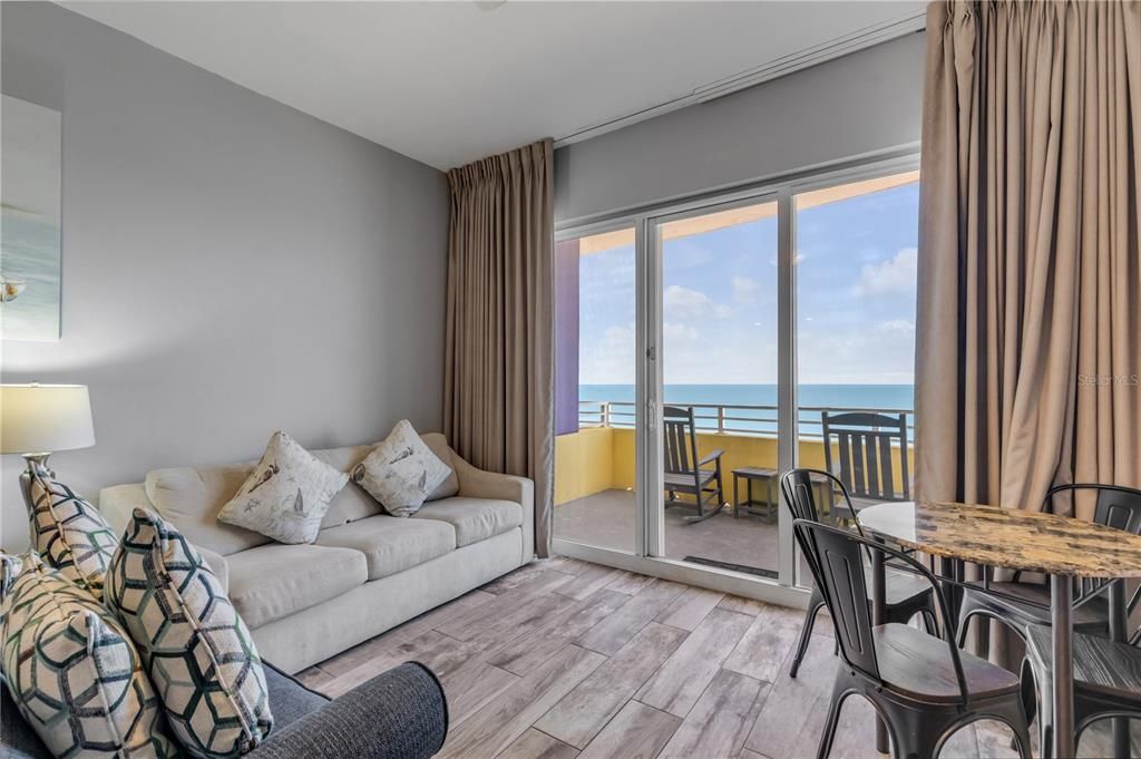 For Sale: $384,000 (1 beds, 1 baths, 751 Square Feet)