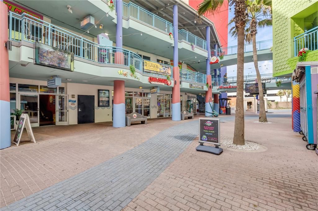 For Sale: $384,000 (1 beds, 1 baths, 751 Square Feet)