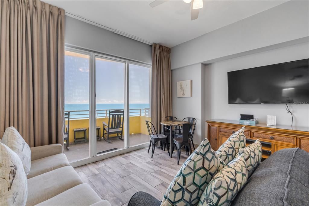 For Sale: $384,000 (1 beds, 1 baths, 751 Square Feet)