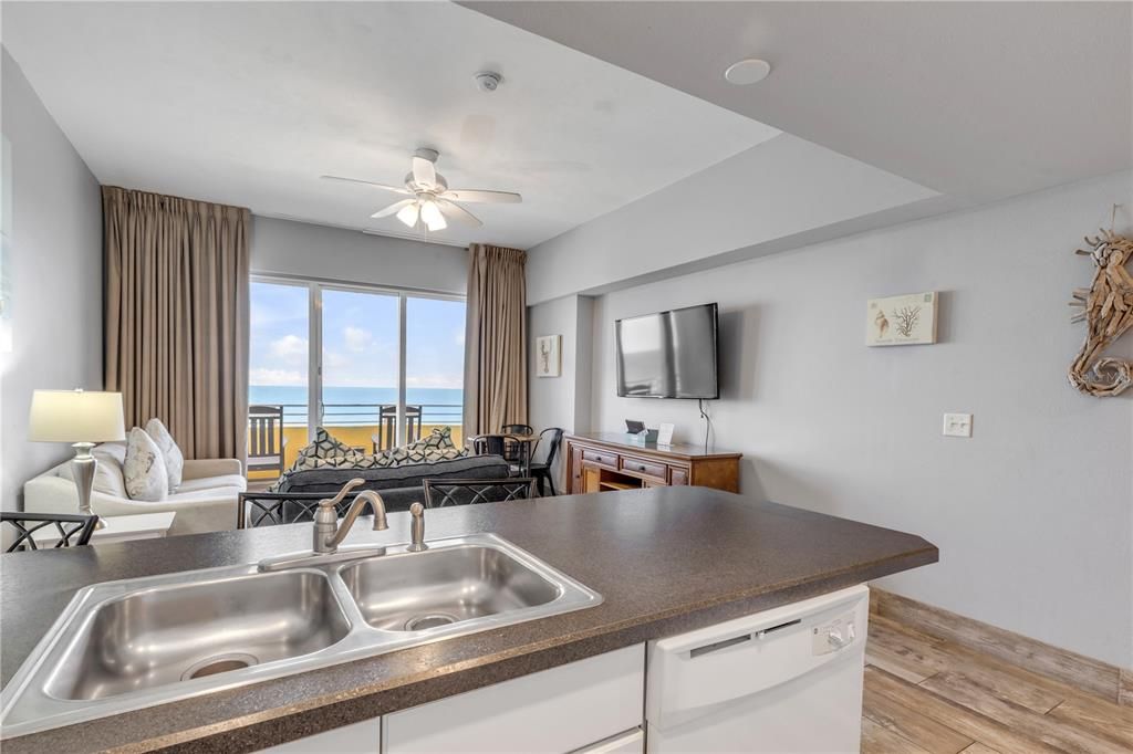 For Sale: $384,000 (1 beds, 1 baths, 751 Square Feet)