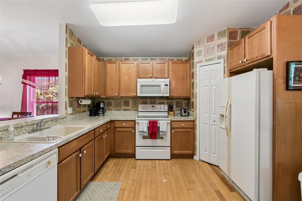 На продажу: $199,900 (2 спален, 1 ванн, 1085 Квадратных фут)