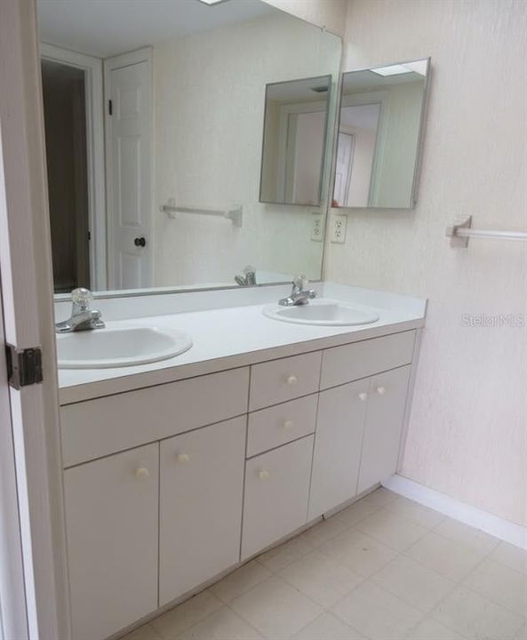 Active With Contract: $158,000 (2 beds, 2 baths, 1185 Square Feet)
