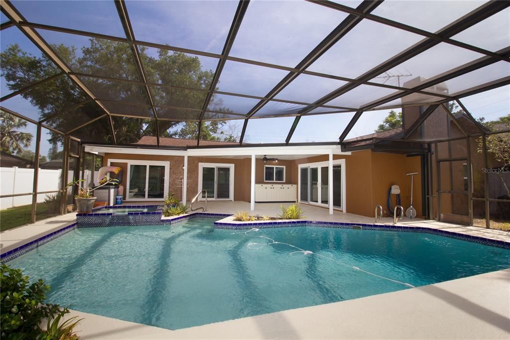 Activo con contrato: $650,000 (3 camas, 2 baños, 2001 Pies cuadrados)