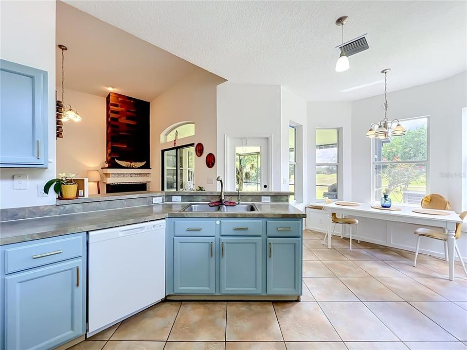 For Rent: $3,200 (4 beds, 2 baths, 1976 Square Feet)