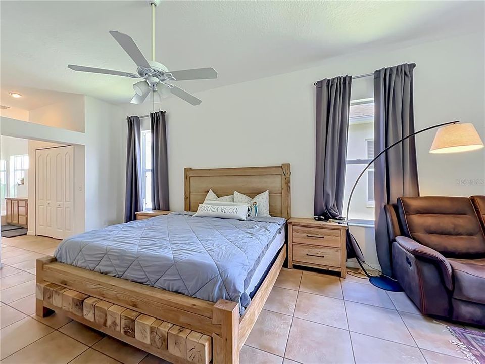 For Rent: $3,200 (4 beds, 2 baths, 1976 Square Feet)