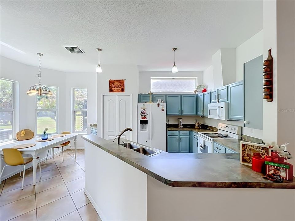 For Rent: $3,200 (4 beds, 2 baths, 1976 Square Feet)