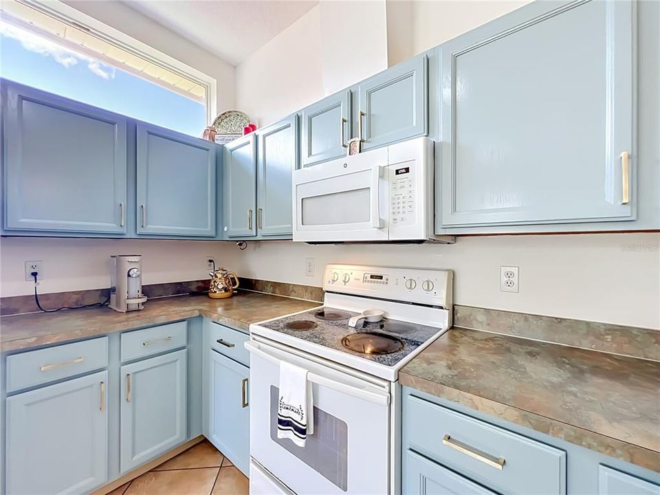 For Rent: $3,200 (4 beds, 2 baths, 1976 Square Feet)