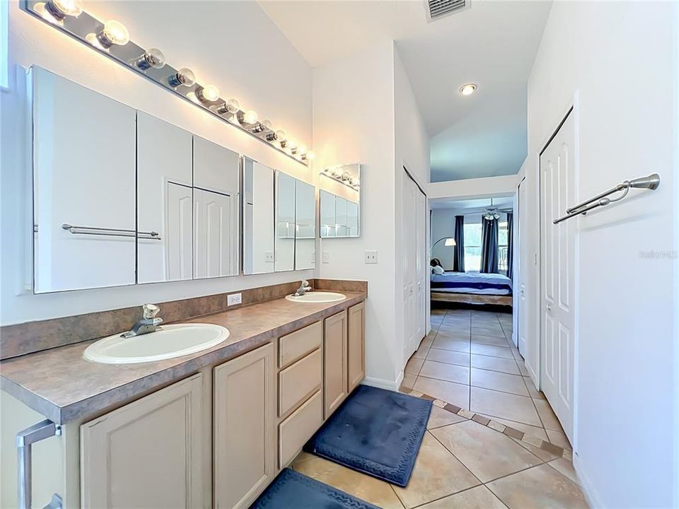 For Rent: $3,200 (4 beds, 2 baths, 1976 Square Feet)