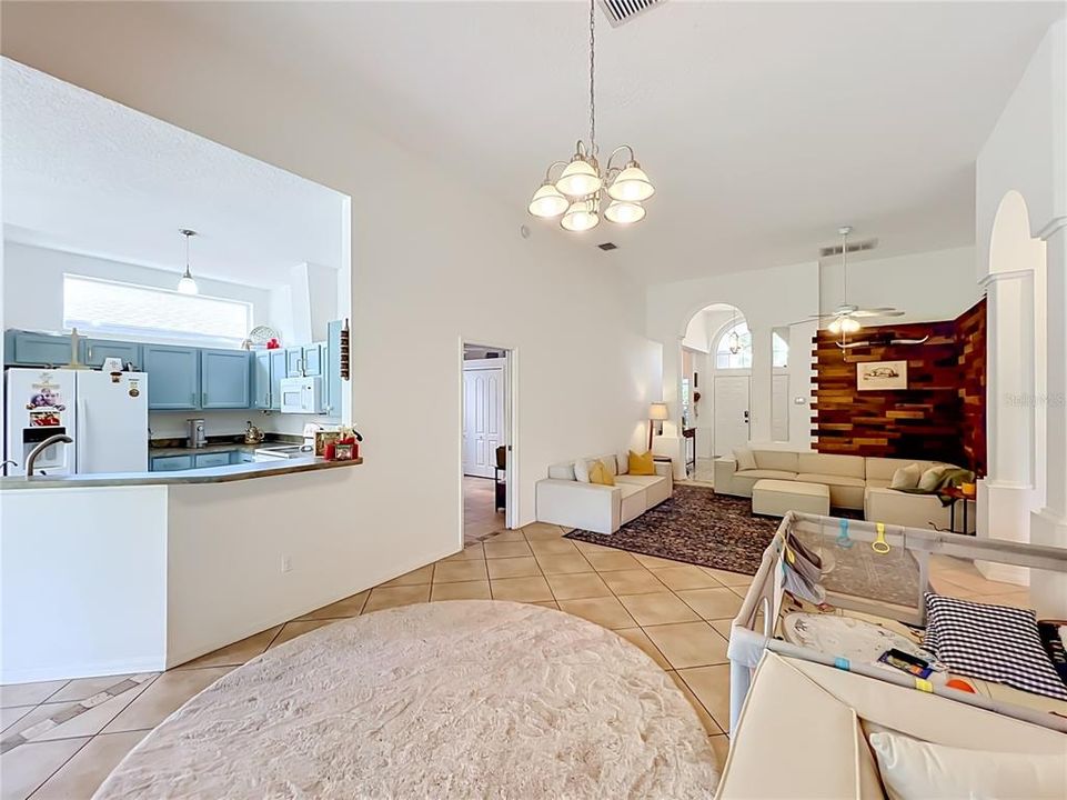 For Rent: $3,200 (4 beds, 2 baths, 1976 Square Feet)