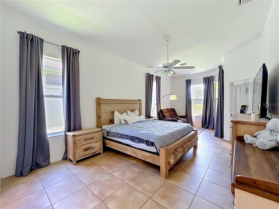 For Rent: $3,200 (4 beds, 2 baths, 1976 Square Feet)
