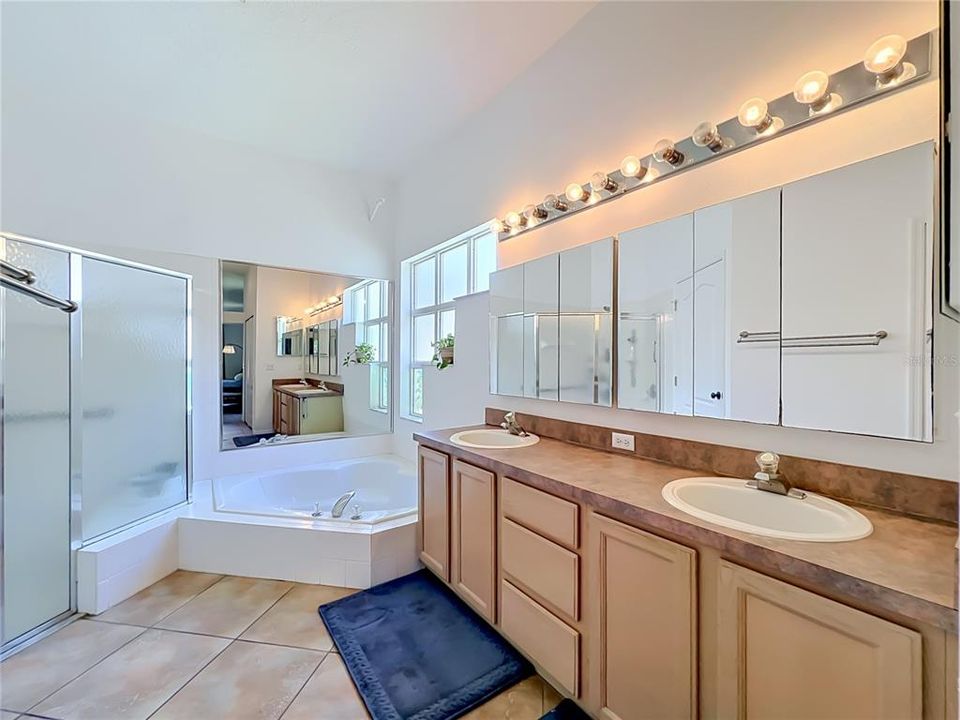 For Rent: $3,200 (4 beds, 2 baths, 1976 Square Feet)