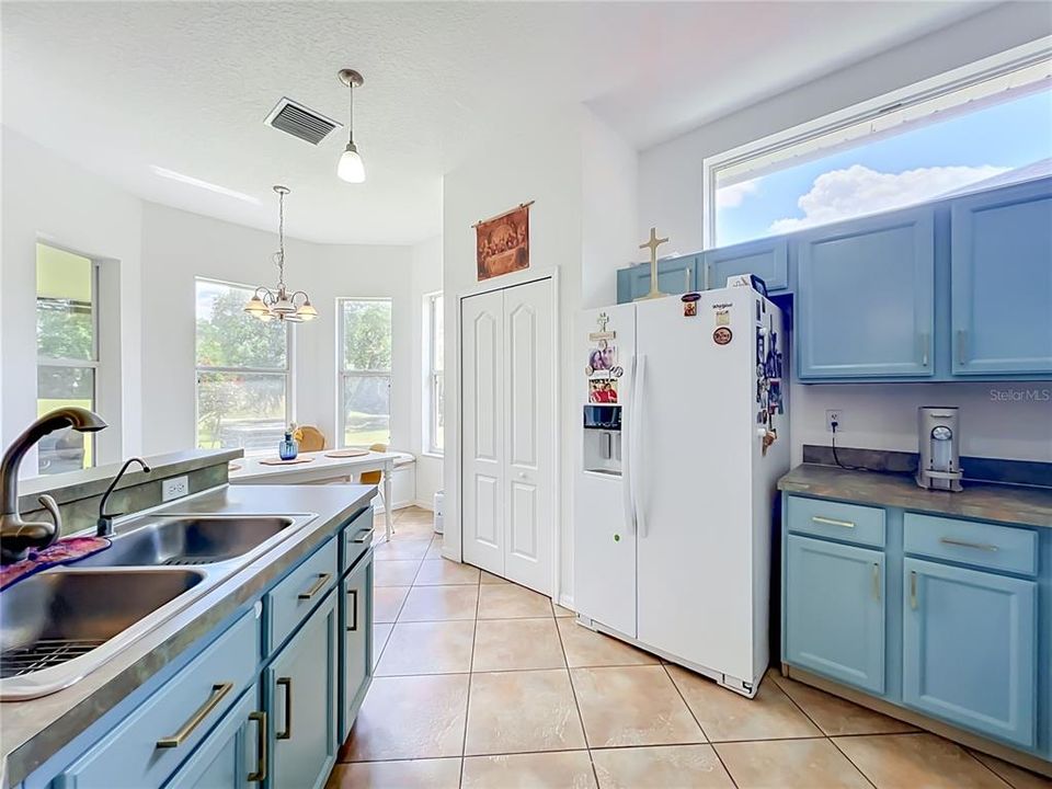 For Rent: $3,200 (4 beds, 2 baths, 1976 Square Feet)