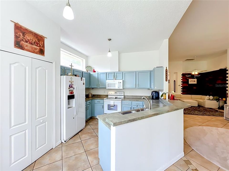 For Rent: $3,200 (4 beds, 2 baths, 1976 Square Feet)