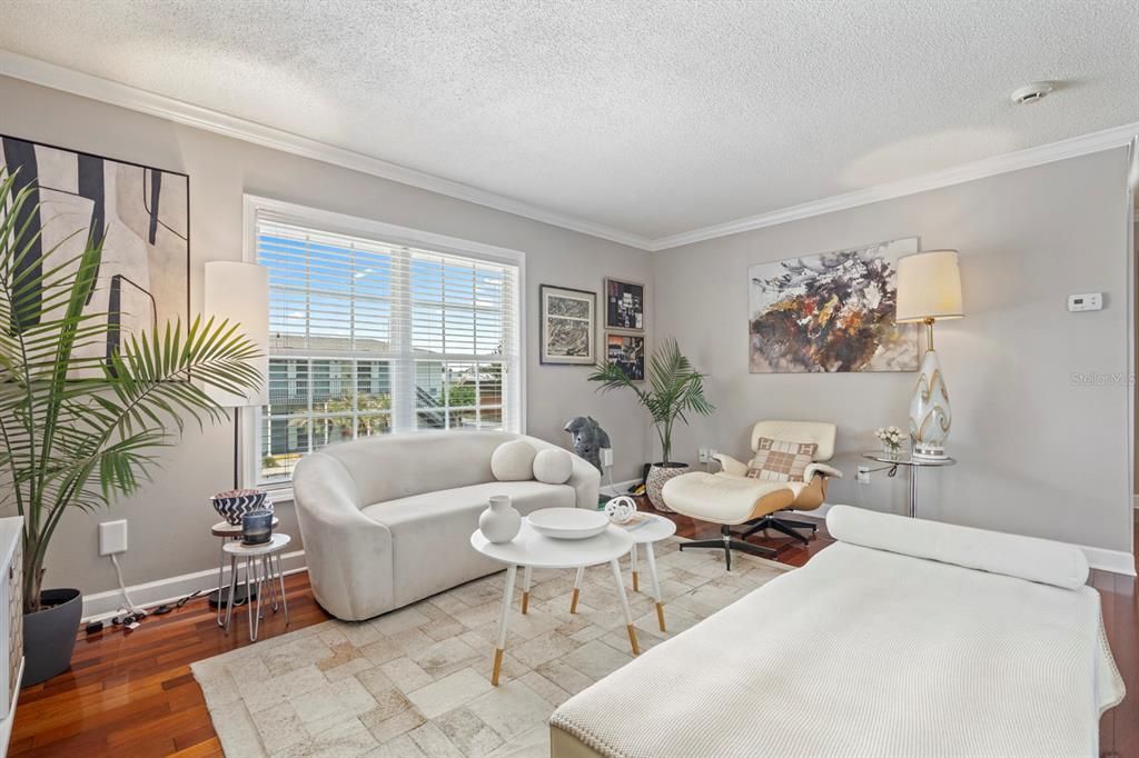 For Sale: $137,000 (1 beds, 1 baths, 636 Square Feet)