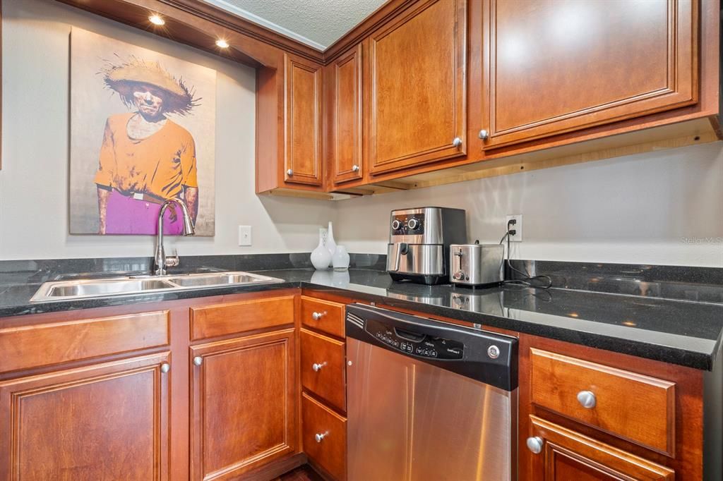 For Sale: $137,000 (1 beds, 1 baths, 636 Square Feet)