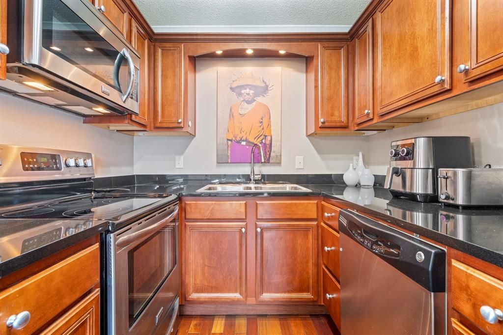For Sale: $137,000 (1 beds, 1 baths, 636 Square Feet)