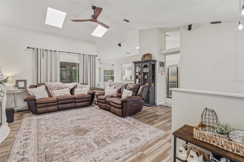 Active With Contract: $265,000 (3 beds, 2 baths, 1487 Square Feet)