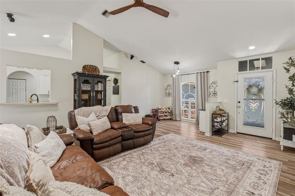 Active With Contract: $265,000 (3 beds, 2 baths, 1487 Square Feet)
