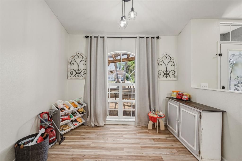 Active With Contract: $265,000 (3 beds, 2 baths, 1487 Square Feet)