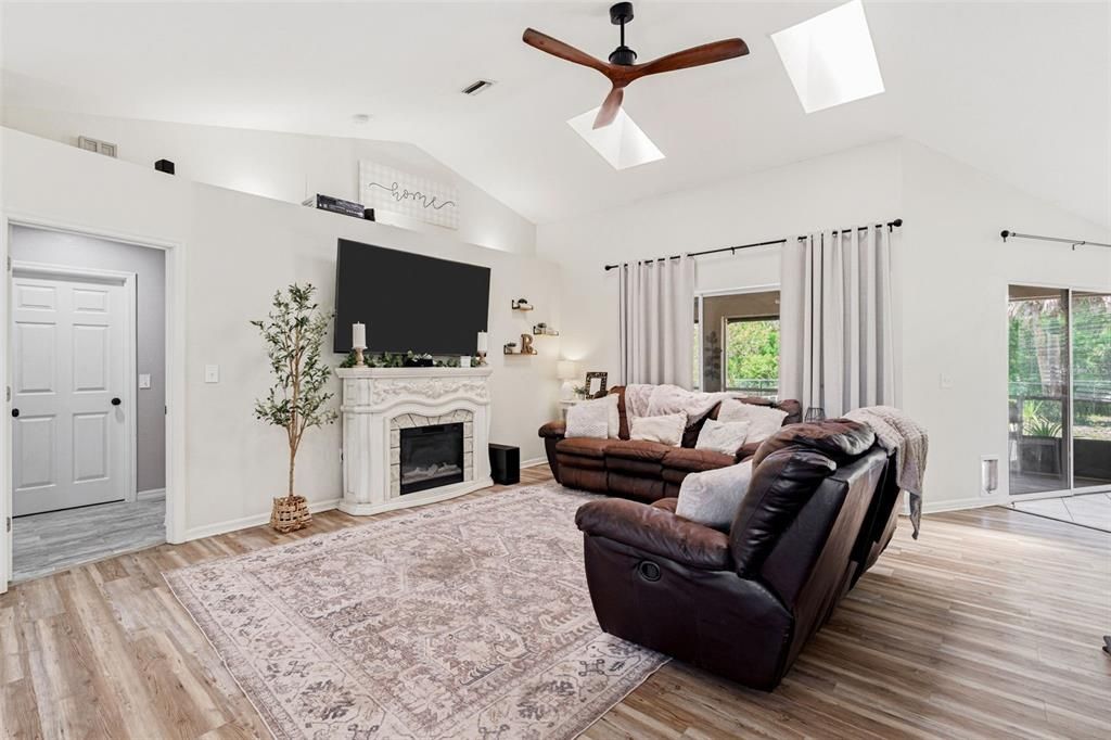 Active With Contract: $265,000 (3 beds, 2 baths, 1487 Square Feet)