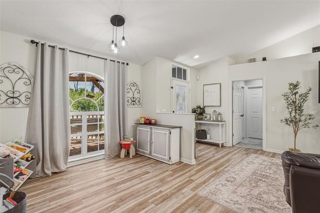 Active With Contract: $265,000 (3 beds, 2 baths, 1487 Square Feet)