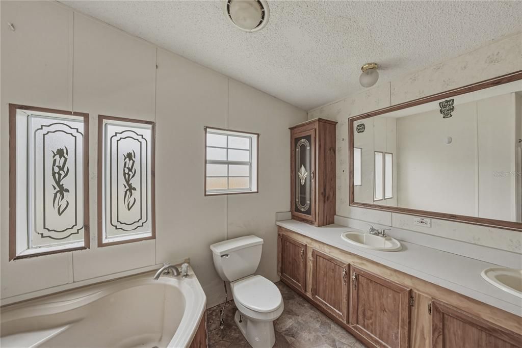 Active With Contract: $150,000 (3 beds, 2 baths, 1404 Square Feet)
