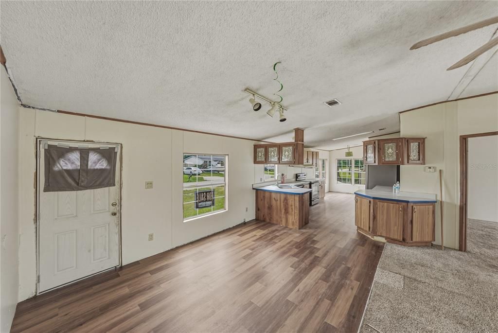 Active With Contract: $150,000 (3 beds, 2 baths, 1404 Square Feet)