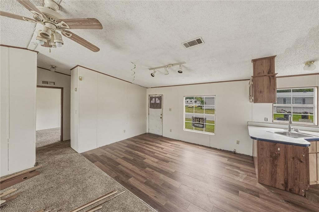 Active With Contract: $150,000 (3 beds, 2 baths, 1404 Square Feet)