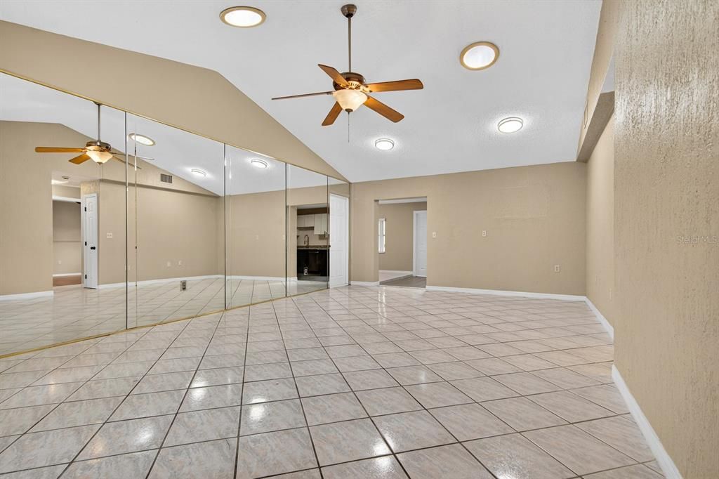 En Venta: $299,999 (3 camas, 2 baños, 1711 Pies cuadrados)