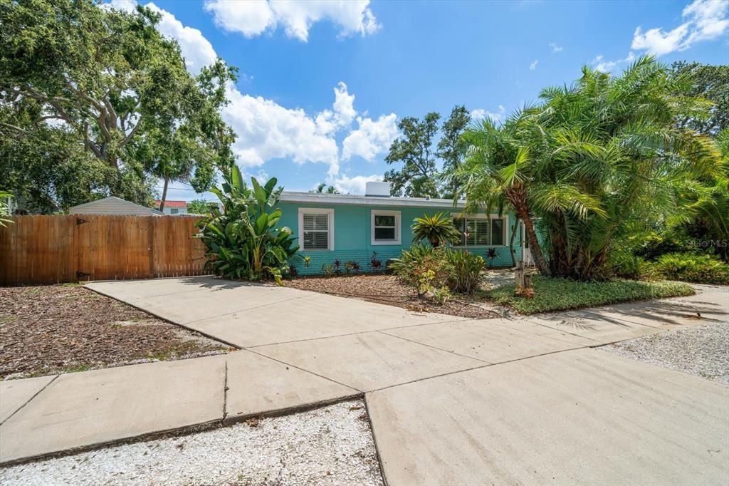 Activo con contrato: $445,000 (3 camas, 1 baños, 1330 Pies cuadrados)