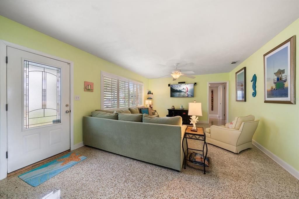 Activo con contrato: $445,000 (3 camas, 1 baños, 1330 Pies cuadrados)