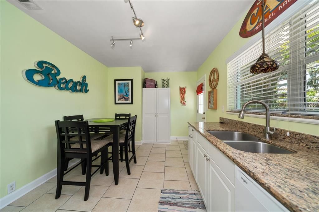 Activo con contrato: $445,000 (3 camas, 1 baños, 1330 Pies cuadrados)