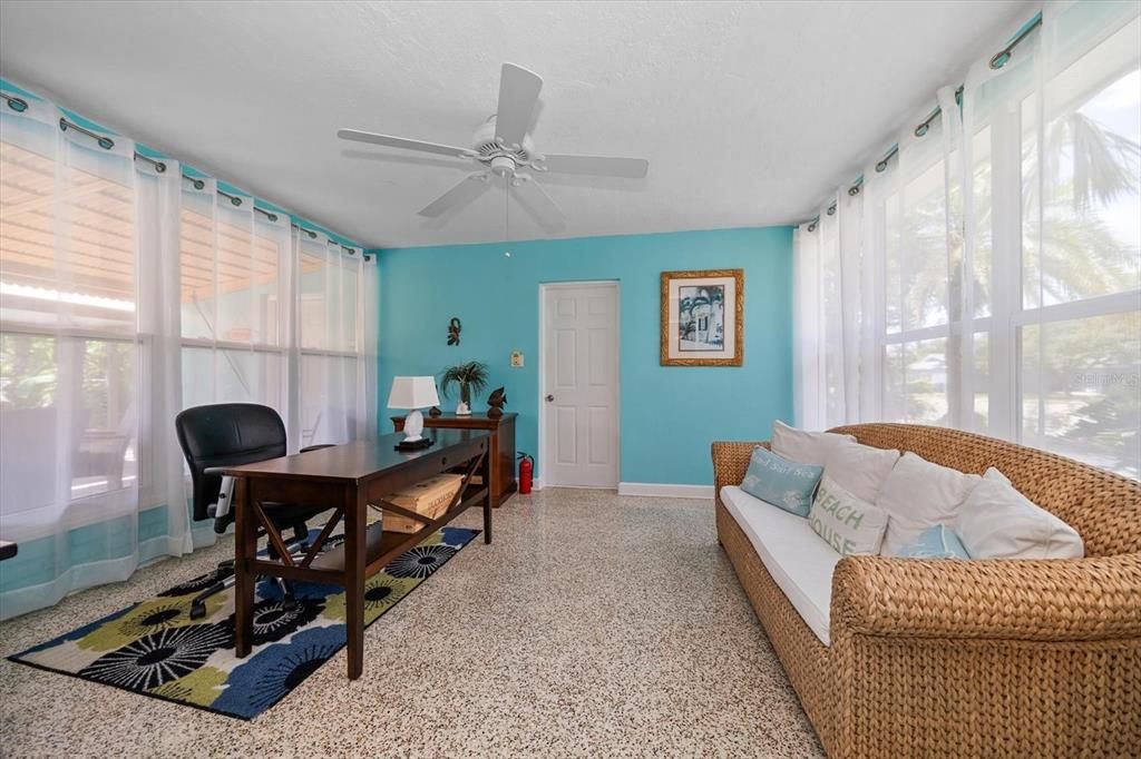 Activo con contrato: $445,000 (3 camas, 1 baños, 1330 Pies cuadrados)