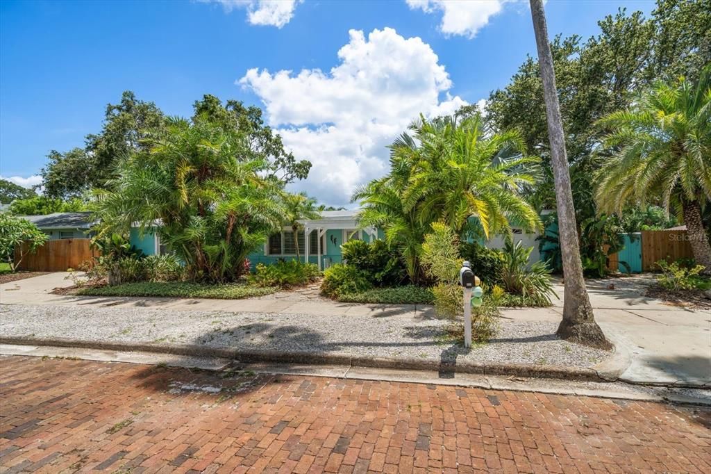 Activo con contrato: $445,000 (3 camas, 1 baños, 1330 Pies cuadrados)