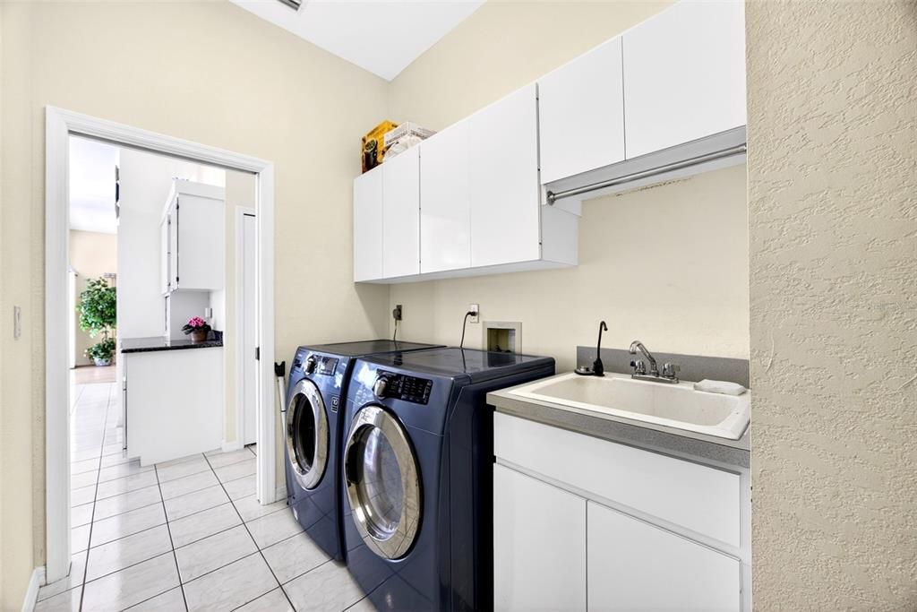 Activo con contrato: $549,000 (3 camas, 2 baños, 2176 Pies cuadrados)